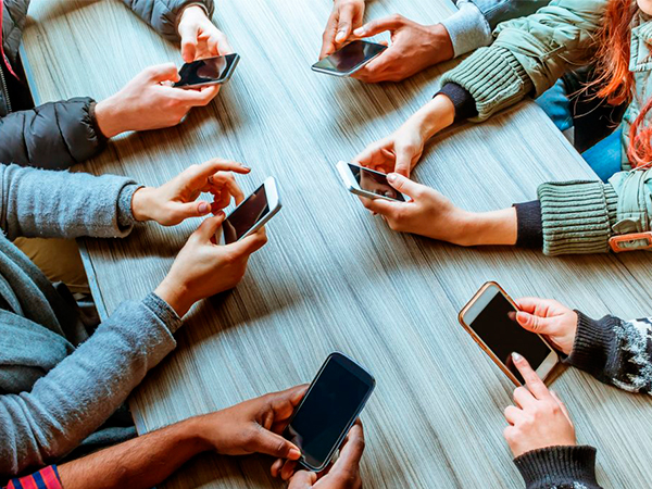 pessoas com celulares